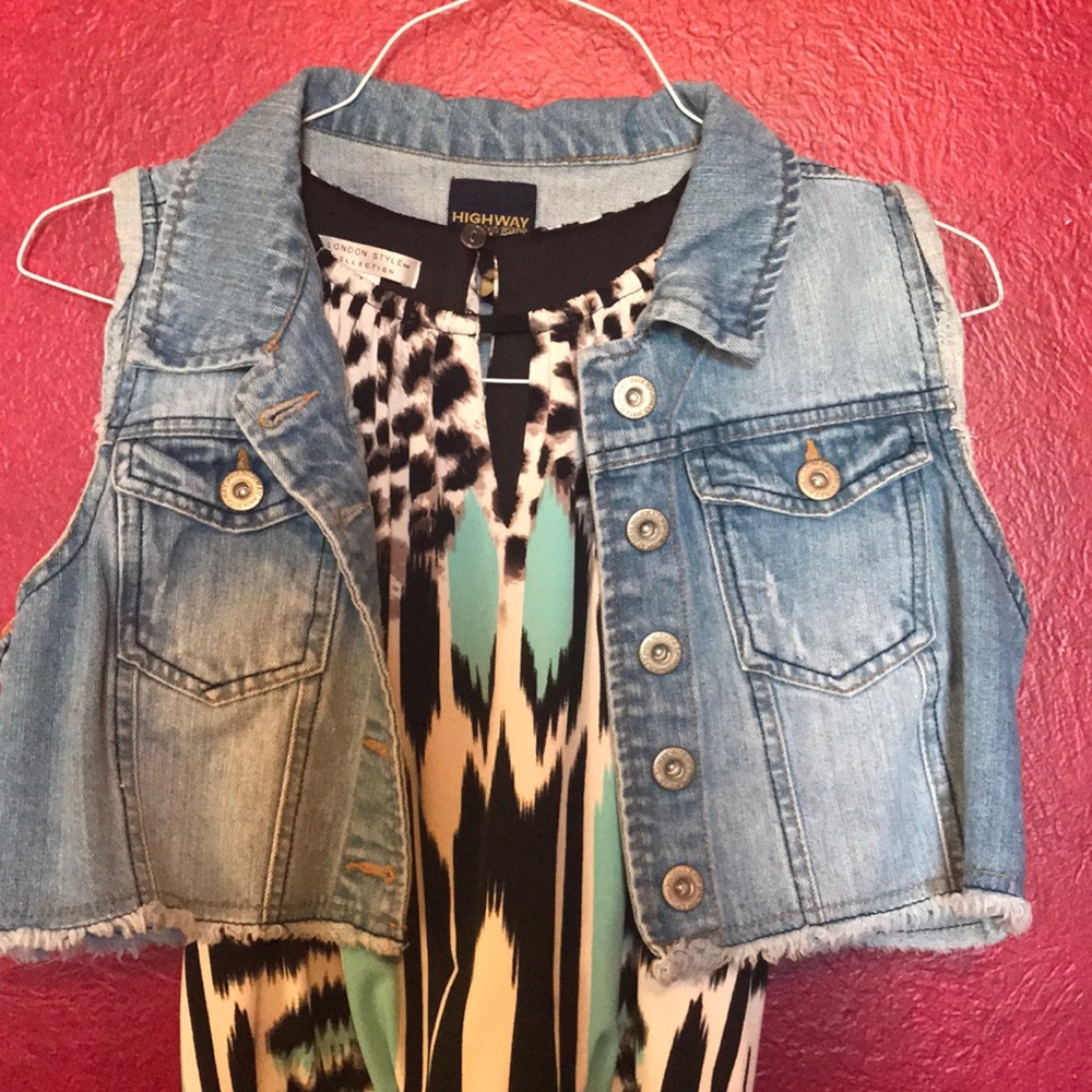 Sleeveless jean crop jacket